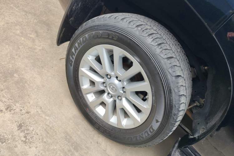 Used Toyota Land Cruiser 2017 4.0 V6 Low-Trim Version—Middle East Exterior 5