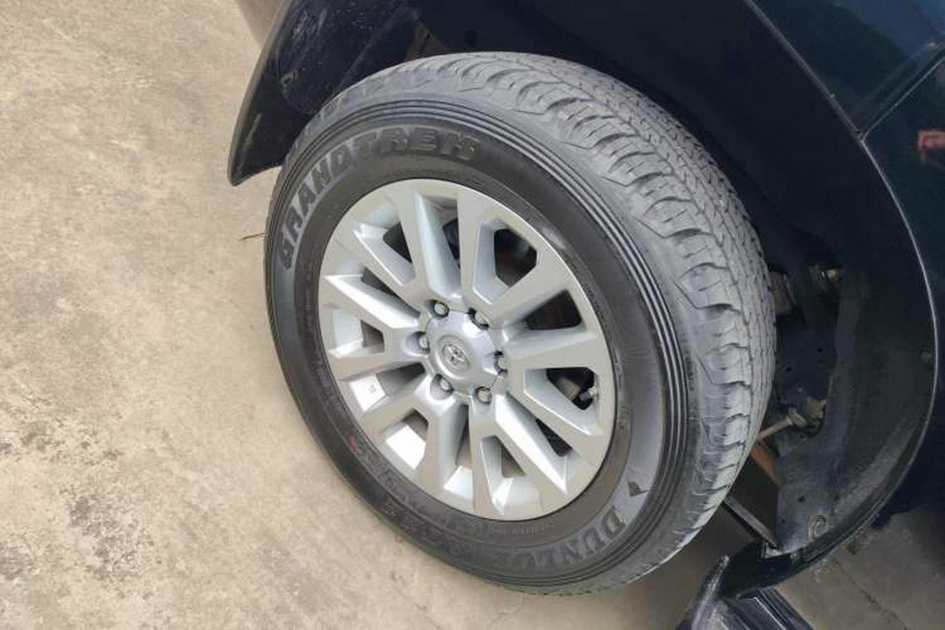 Used Toyota Land Cruiser 2017 4.0 V6 Low-Trim Version—Middle East Exterior 5
