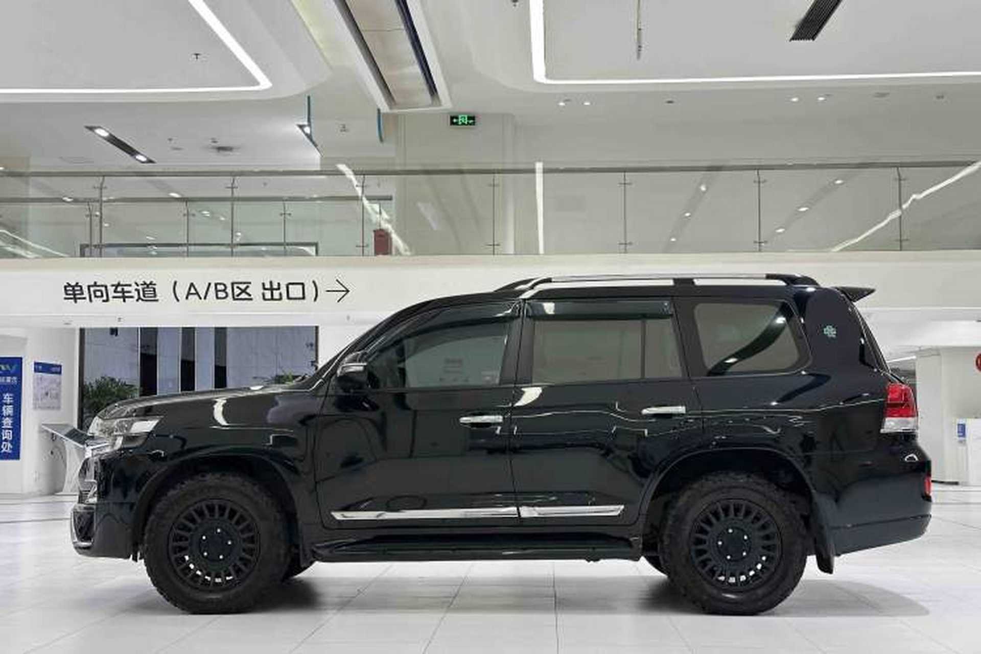 Used Toyota Land Cruiser 2017 4.0L GX 7-Seater U.S.-Spec Version Exterior 6