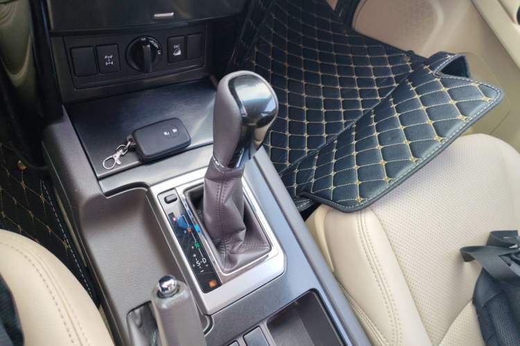 Used Toyota Land Cruiser 2017 4.0 V6 Low-Trim Version—Middle East Gear Lever