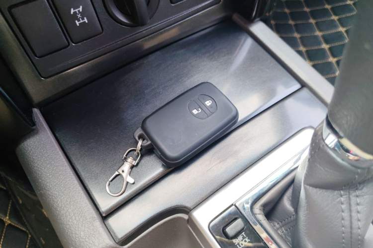 Used Toyota Land Cruiser 2017 4.0 V6 Low-Trim Version—Middle East Interior 1