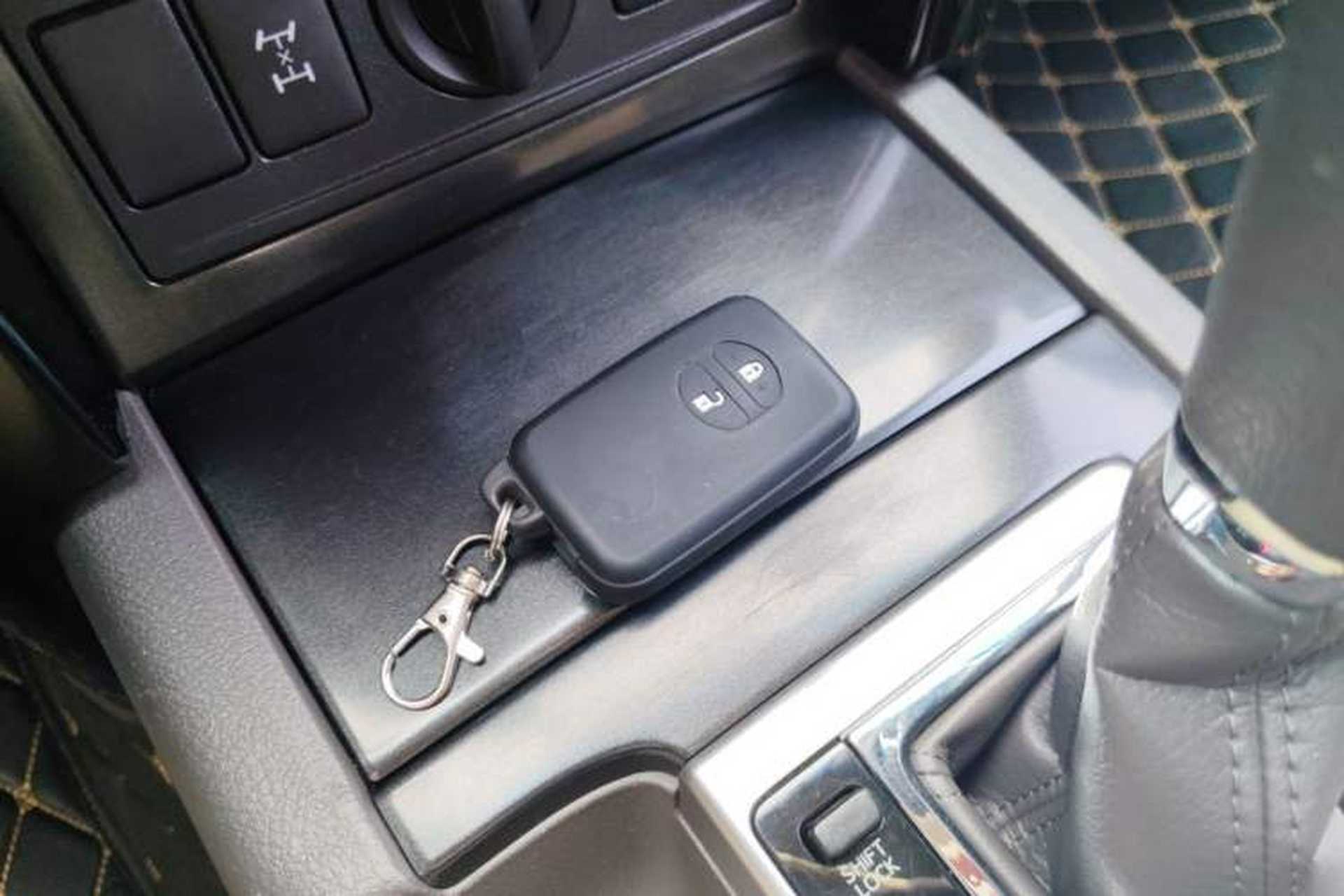 Used Toyota Land Cruiser 2017 4.0 V6 Low-Trim Version—Middle East Interior 1