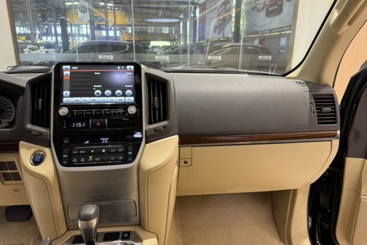 Used Toyota Land Cruiser 2017 4.0L Automatic Parallel Import Interior 12