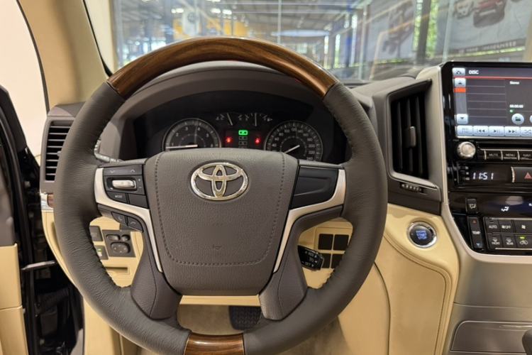 Used Toyota Land Cruiser 2017 4.0L Automatic Parallel Import Interior 6