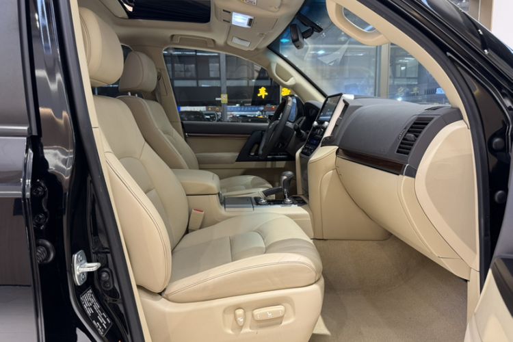 Used Toyota Land Cruiser 2017 4.0L Automatic Parallel Import Interior 9