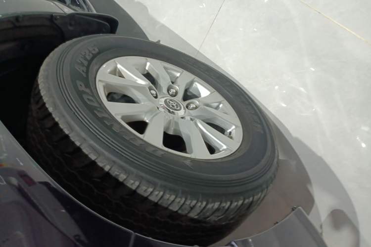 Used Toyota Land Cruiser 2017 4.0L GX 7-Seater U.S.-Spec Version Left Front Wheel Hub