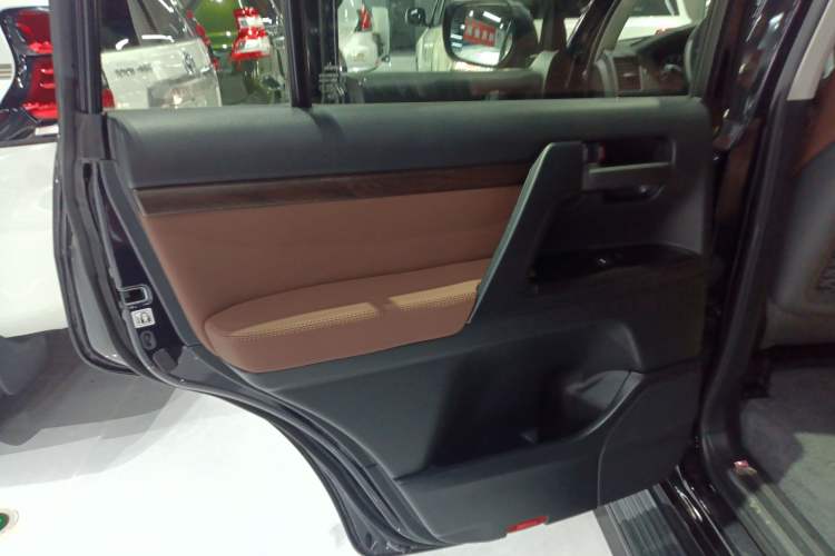 Used Toyota Land Cruiser 2017 4.0L GX 7-Seater U.S.-Spec Version Left Rear Door Interior
