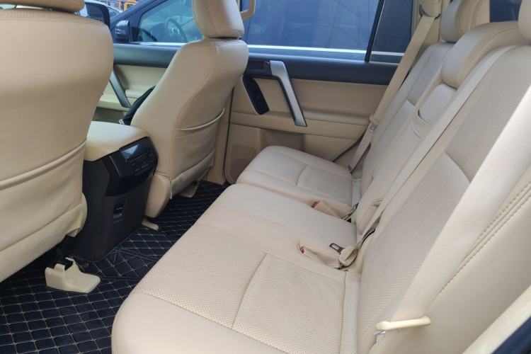 Used Toyota Land Cruiser 2017 4.0 V6 Low-Trim Version—Middle East Left Rear Seat