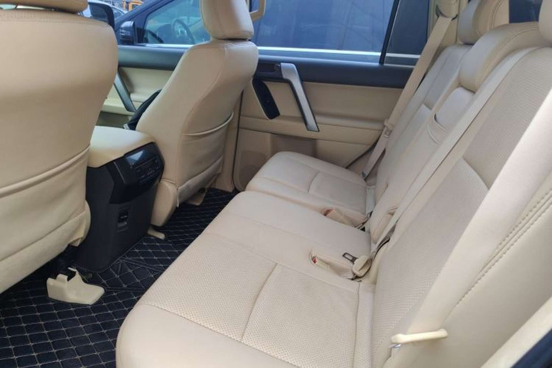 Used Toyota Land Cruiser 2017 4.0 V6 Low-Trim Version—Middle East Left Rear Seat