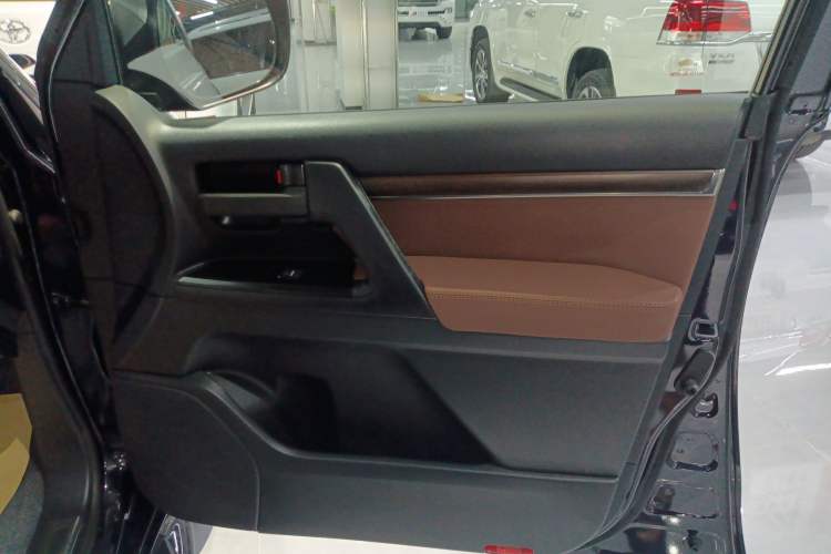 Used Toyota Land Cruiser 2017 4.0L GX 7-Seater U.S.-Spec Version Right Front Door Interior