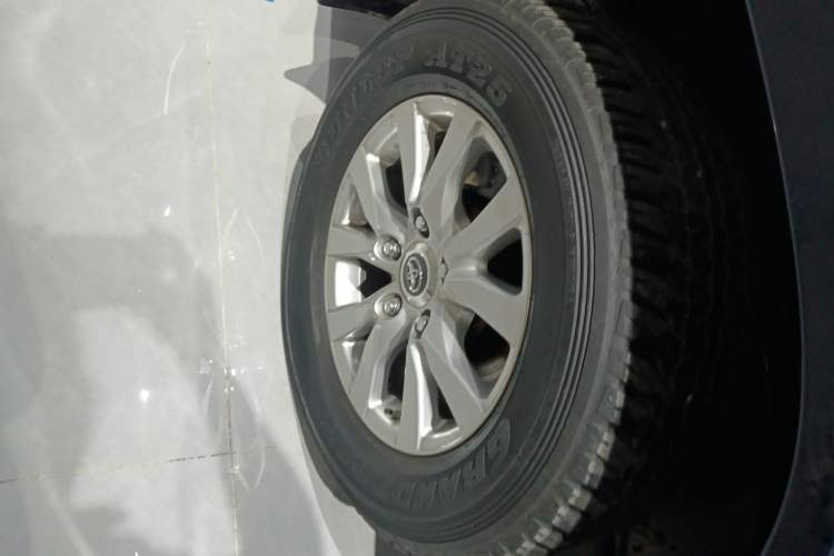Used Toyota Land Cruiser 2017 4.0L GX 7-Seater U.S.-Spec Version Right Rear Wheel Hub