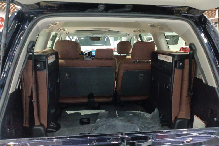 Used Toyota Land Cruiser 2017 4.0L GX 7-Seater U.S.-Spec Version Trunk