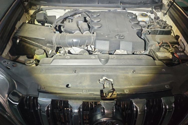 Used Toyota Land Cruiser  Engine Bay