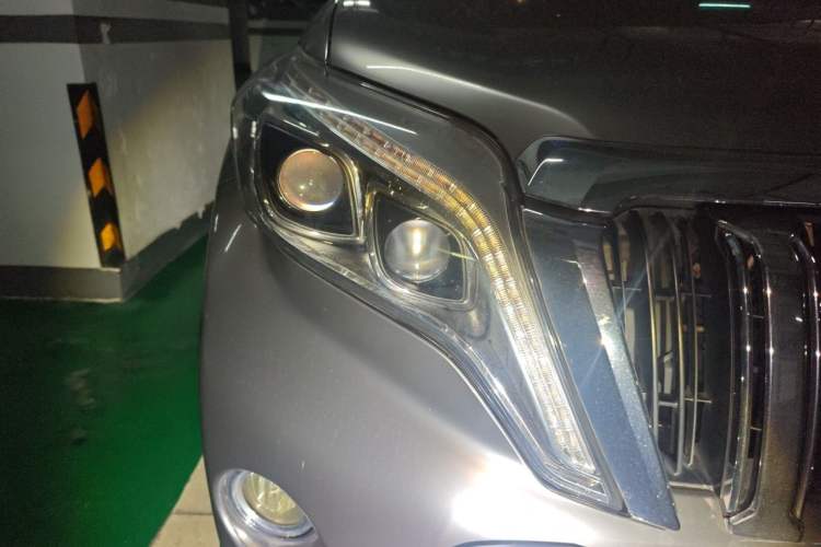 Used Toyota Land Cruiser  Right Front Headlight