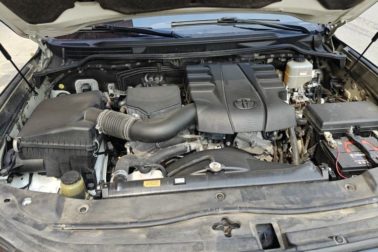 Used Toyota Land Cruiser  Engine Bay
