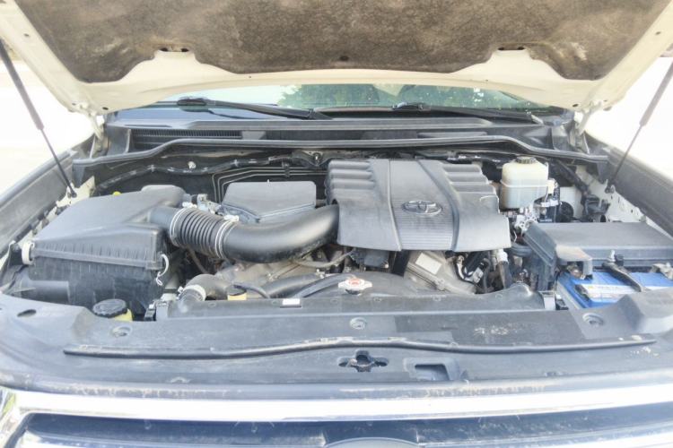 Used Toyota Land Cruiser  Engine Bay