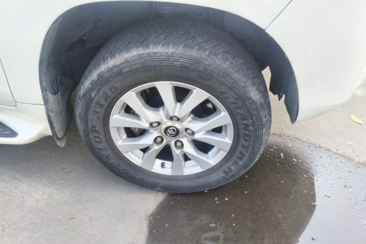 Used Toyota Land Cruiser  Right Front Wheel Hub