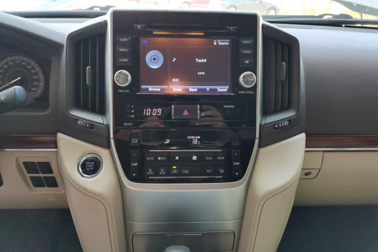 Used Toyota Land Cruiser 2017 4.0 GX-R Dual Fuel Dual Differential – Middle East Audio And AC Panel