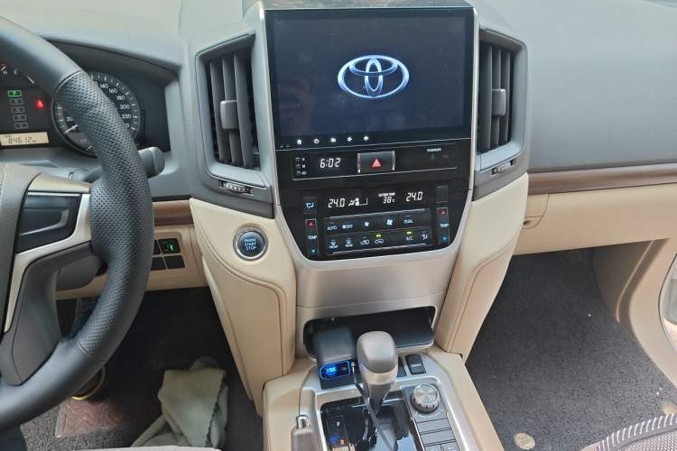 Used Toyota Land Cruiser 2017 4.0L GX 5-Seater U.S. Specification Audio And AC Panel