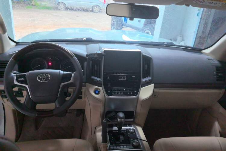 Used Toyota Land Cruiser 2017 4.0L Automatic Parallel Import Center Console