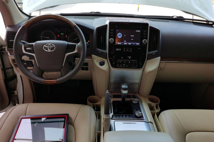 Used Toyota Land Cruiser 2017 4.0 GX-R Dual Fuel Dual Differential – Middle East Center Console