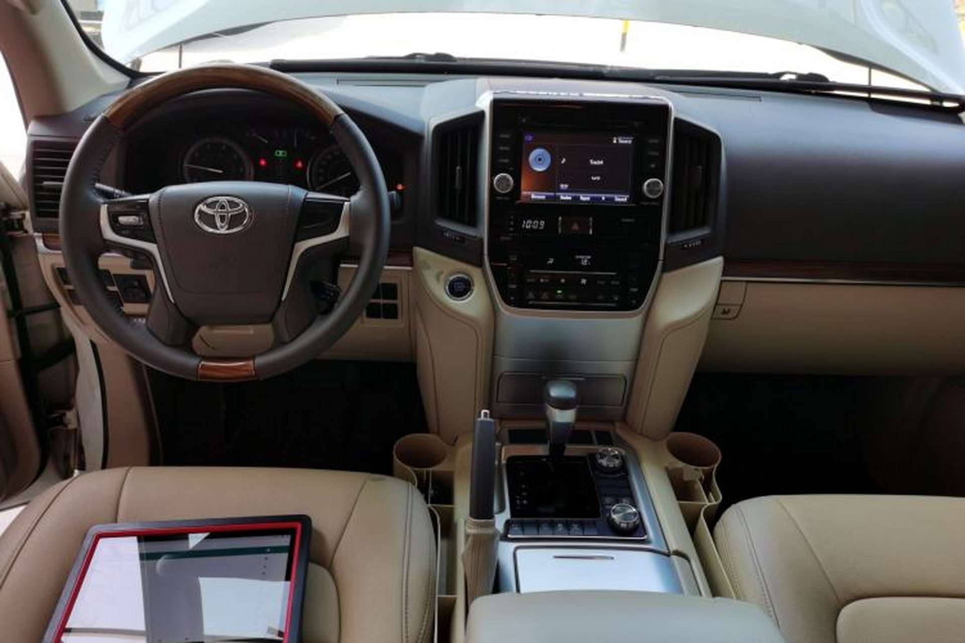Used Toyota Land Cruiser 2017 4.0 GX-R Dual Fuel Dual Differential – Middle East Center Console