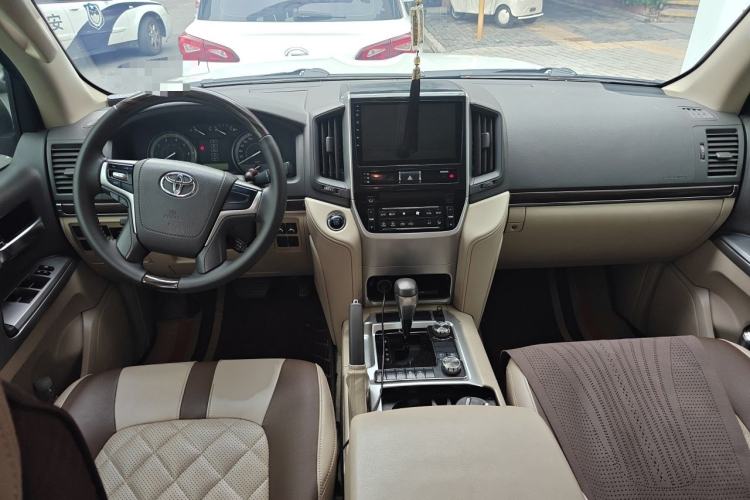 Used Toyota Land Cruiser 2017 4.0 GX-R Dual Fuel Dual Differential – Middle East Center Console