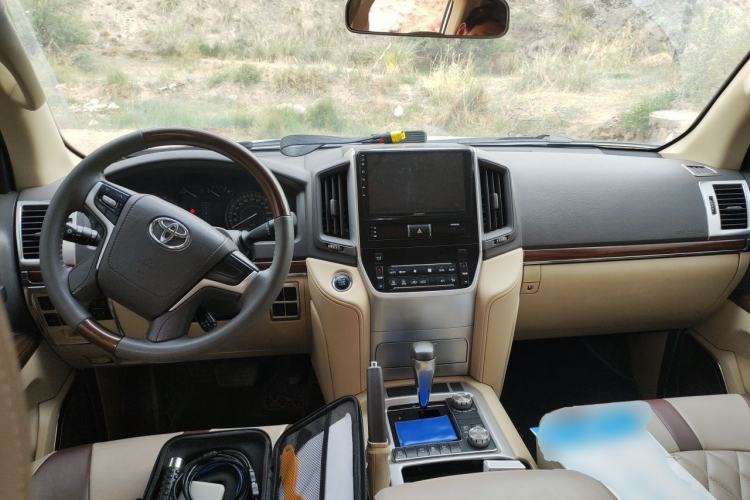 Used Toyota Land Cruiser 2017 4.0L Automatic Parallel Import Center Console
