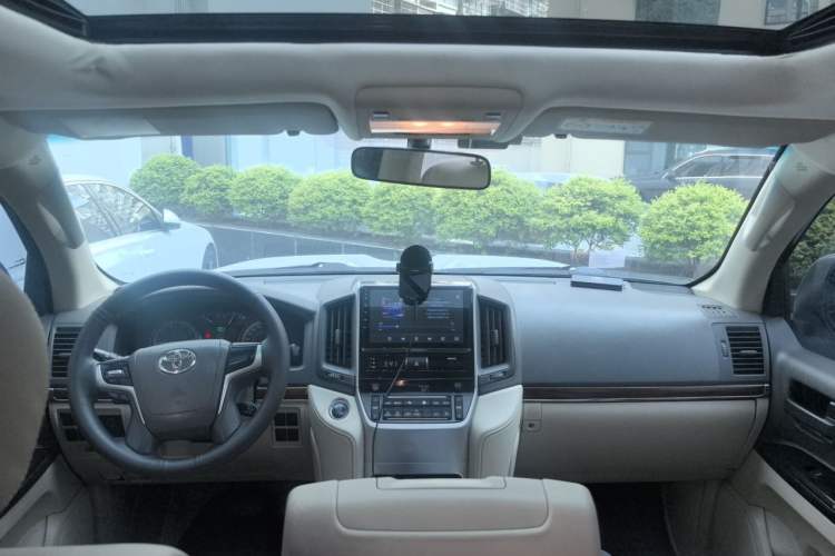 Used Toyota Land Cruiser 2017 4.0L GX-R Sunroof – Middle East Center Console