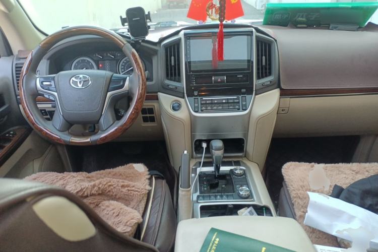 Used Toyota Land Cruiser 2017 4.0L Automatic Parallel Import Center Console