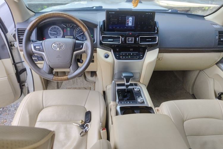 Used Toyota Land Cruiser 2017 4.0L GX-R Sunroof – Middle East Center Console