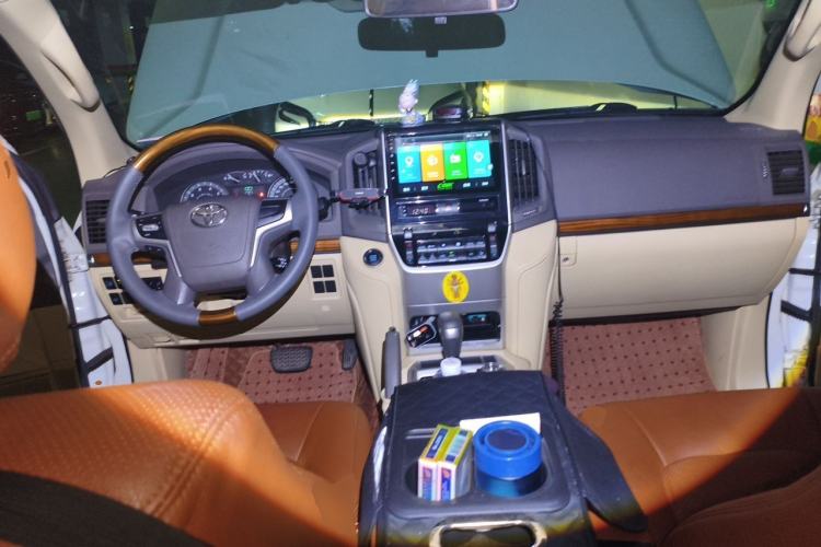 Used Toyota Land Cruiser 2017 4.0L 5-Seater Automatic Transmission Middle East Version Center Console