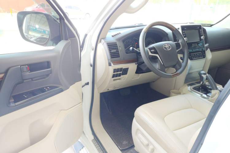 Used Toyota Land Cruiser 2017 4.0 GX-R Dual Fuel Dual Differential – Middle East Driver Seat
