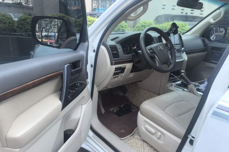 Used Toyota Land Cruiser 2017 4.0L GX-R Sunroof – Middle East Driver Seat