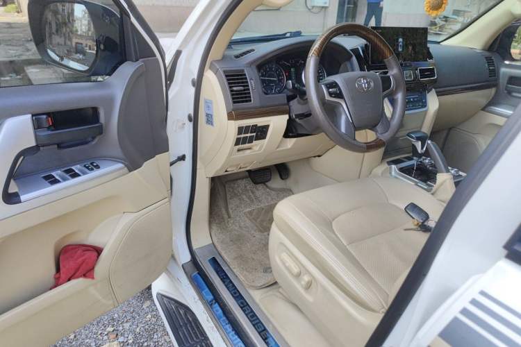 Used Toyota Land Cruiser 2017 4.0L GX-R Sunroof – Middle East Driver Seat