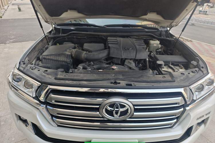 Used Toyota Land Cruiser  Engine Bay