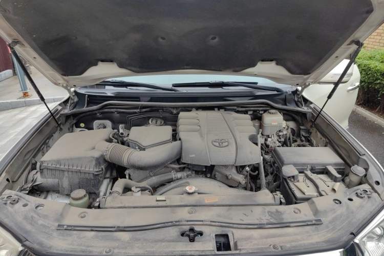 Used Toyota Land Cruiser 2017 4000 Refrigerator Basic Version with No Electric Base Engine Bay