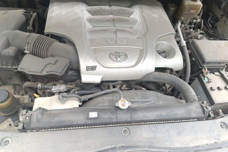 Used Toyota Land Cruiser  Engine Bay
