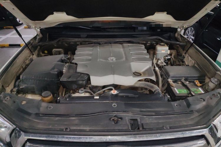 Used Toyota Land Cruiser  Engine Bay