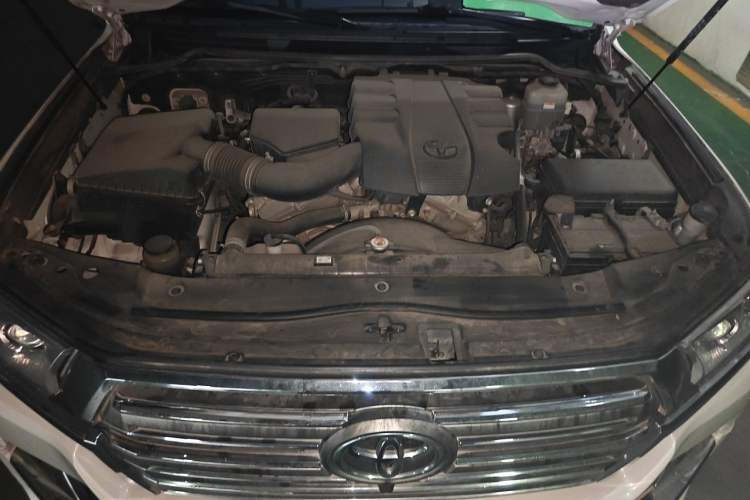 Used Toyota Land Cruiser  Engine Bay