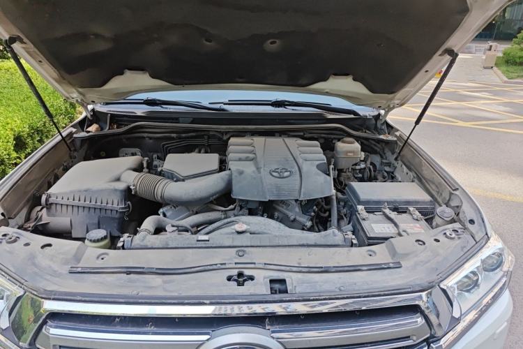 Used Toyota Land Cruiser  Engine Bay