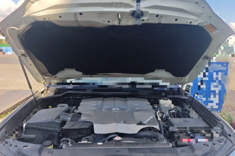 Used Toyota Land Cruiser  Engine Bay