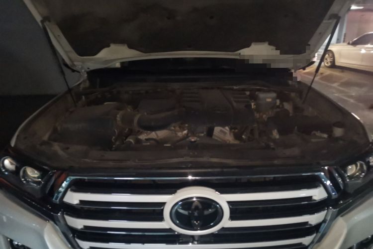 Used Toyota Land Cruiser  Engine Bay