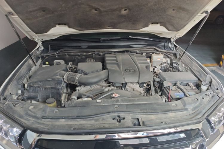 Used Toyota Land Cruiser  Engine Bay