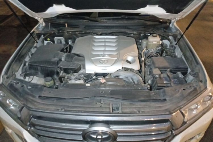 Used Toyota Land Cruiser  Engine Bay