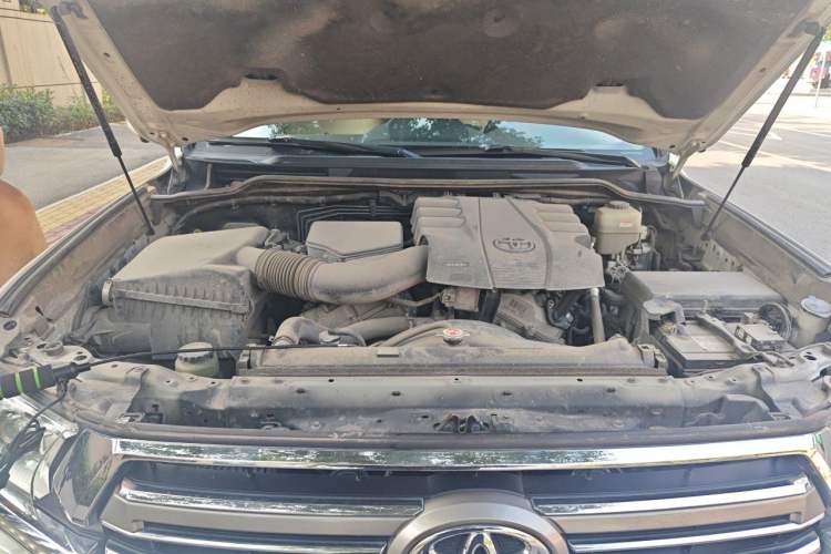 Used Toyota Land Cruiser  Engine Bay