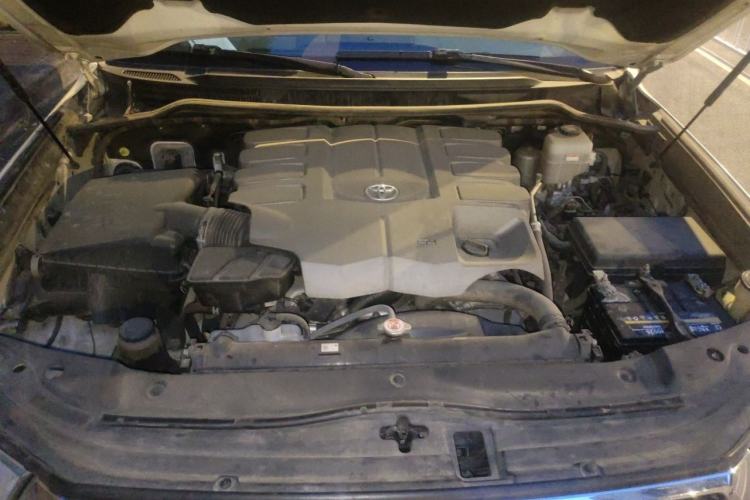 Used Toyota Land Cruiser  Engine Bay