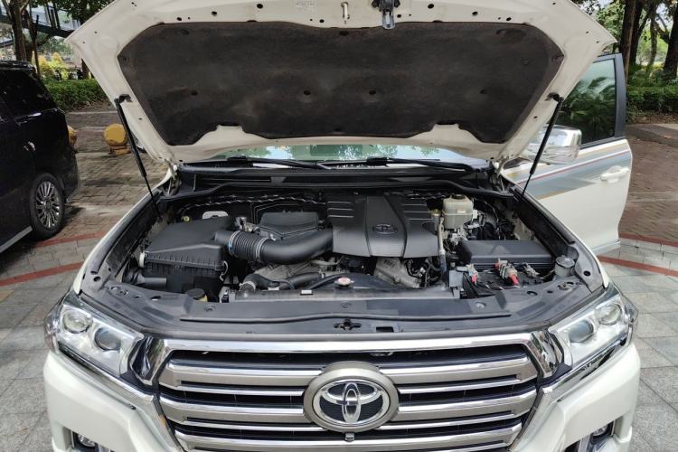 Used Toyota Land Cruiser  Engine Bay