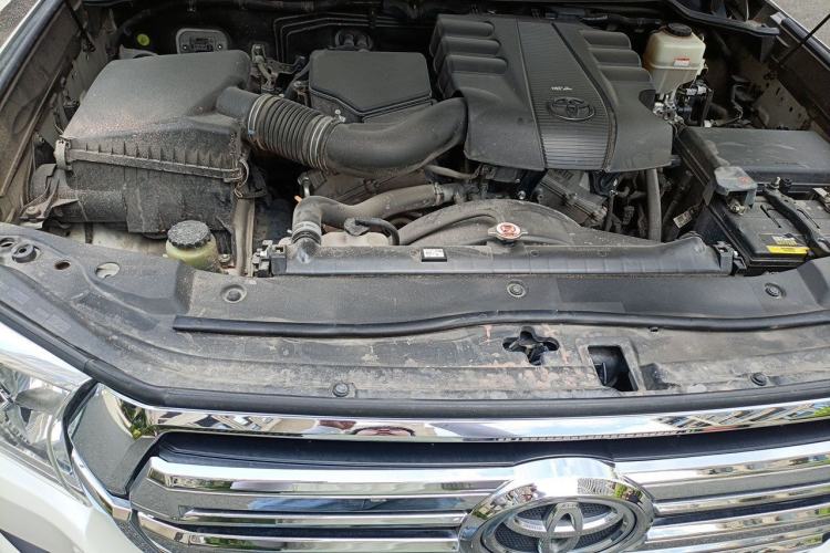 Used Toyota Land Cruiser  Engine Bay