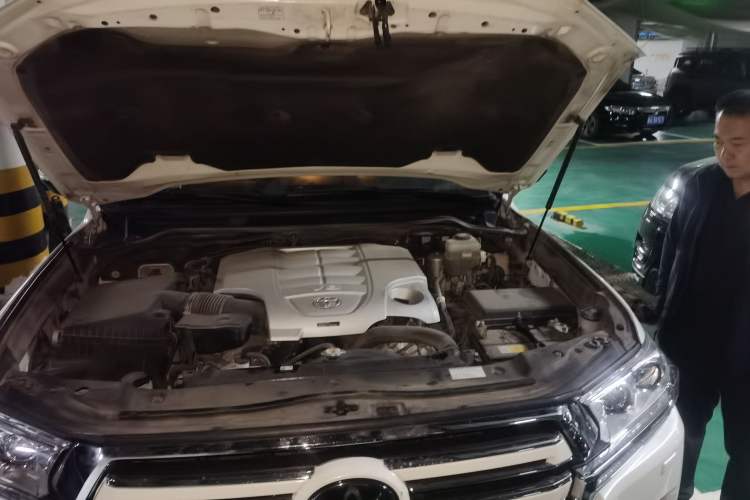 Used Toyota Land Cruiser  Engine Bay
